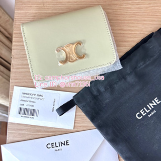 🌟พร้อมส่ง🌟 Celine Triomphe Compact สีAlmond Green สีมงคล สีเขียวเหนี่ยวทรัพย์ ของแท้💯 made in Italy หนังแท้ทั้งใบ