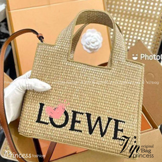 L0EWE logo raffia tote bag / L0ewe Tote Bag กระเป๋าโท้ท รูปทรงสวยงามสานเต็มใบ และยังโดดเด่นด้วยโลโก้ สีโทนอุ่น