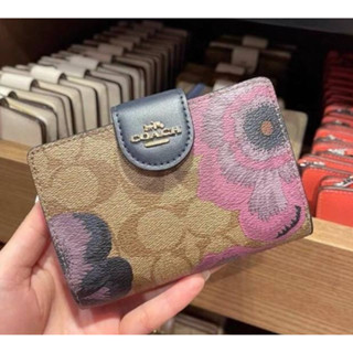 กระเป๋าสตางค์ Coach Medium Corner Zip Wallet In Signature Canvas With Kaffe Fassett Print