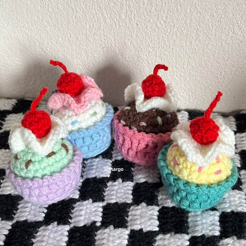 Cupcakes keychain🧁🍭พวงกุญแจคัพเค้กไหมพรม🍧🌸