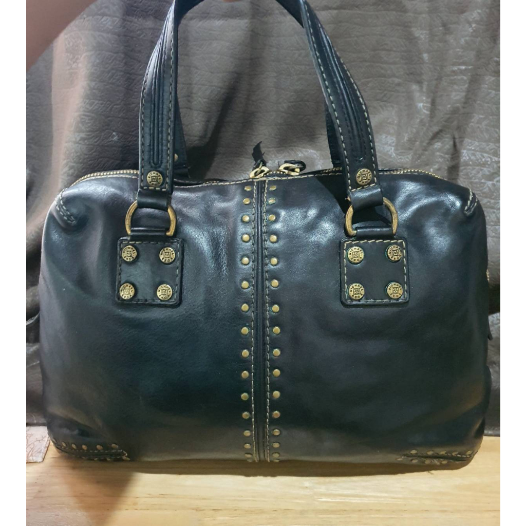 กระเป๋าแบรนด์ MK แท้💯 ทรงหมอน หนังแท้สีดำ รุ่น Astor Studded Black Leather Handbag สภาพดี เจ้าของขายเอง 550 บาท