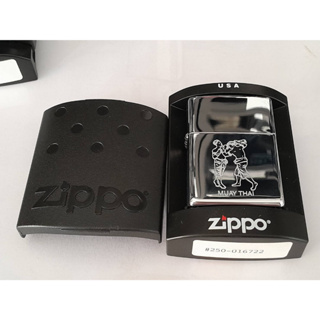 ZIPPO 250 016722  MUAY THAI  HIGH POLISH CHROME LASER ENGRAVE ผลิตปี2005  สีเงินผิวโครเมี่ยมขัดเงา ลายแบบเลเซอร  ลายมวย