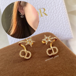 ✨🧡di:or star clair D lune earrings รุ่นนี้ใส่ทับง่ายก็สวยเลยค่ะเพราะมีลูกเล่นมาไขว้โชว์ล่างติ่งหูค่ะ