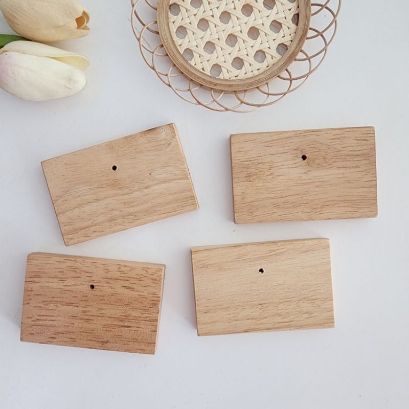 แผ่นไม้เจาะรู ไม้ยางพารา ทรงสี่เหลี่ยม เอาไปทำงานฝีมือต่อได้ หรือทำป้ายห้อย