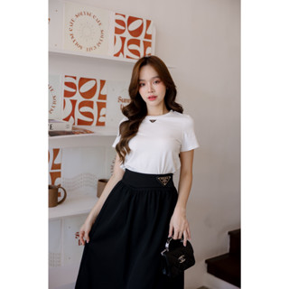 ราคาถูกที่สุด!! Camellia Boutique Set เสื้อยืดสีขาว+กระโปรงเอวสูงแต่งโลโก้