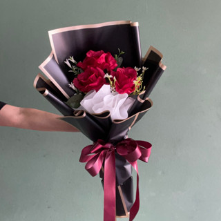 ช่อกุหลาบ 3 ดอก มีหลายสี ช่อสูง 50-55 เซน กว้าง 25 เซน ช่อดอกไม้ประดิษฐ์ ปัจฉิม รับปริญญา วันเกิด วันครบรอบแสดงความยินดี