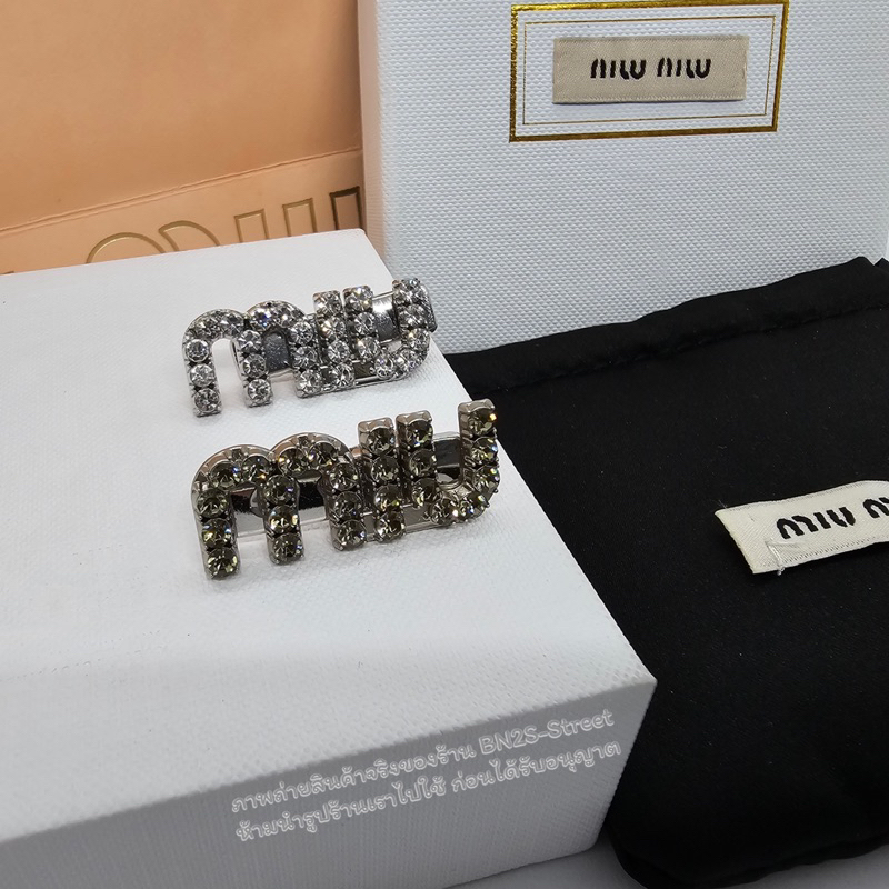 Sale MIU MIU Hair Clip with crystal กิ๊บมินิ จากมิว มิว ประดับคริสตัล ตัวหนีบ ประดับผม โชว์โลโก้ ขนาด 3.5 ซม.