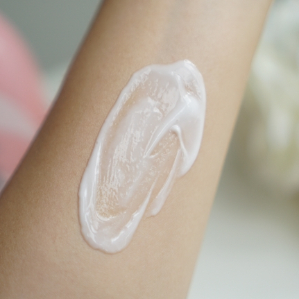 โลชั่นนมวัว สตรอเบอร์รี่ขาว【กลิ่นนมวัว หอมมากๆ】Series White Milk Shine Body Lotion 450ml.Cathy Doll - รูปที่ 2