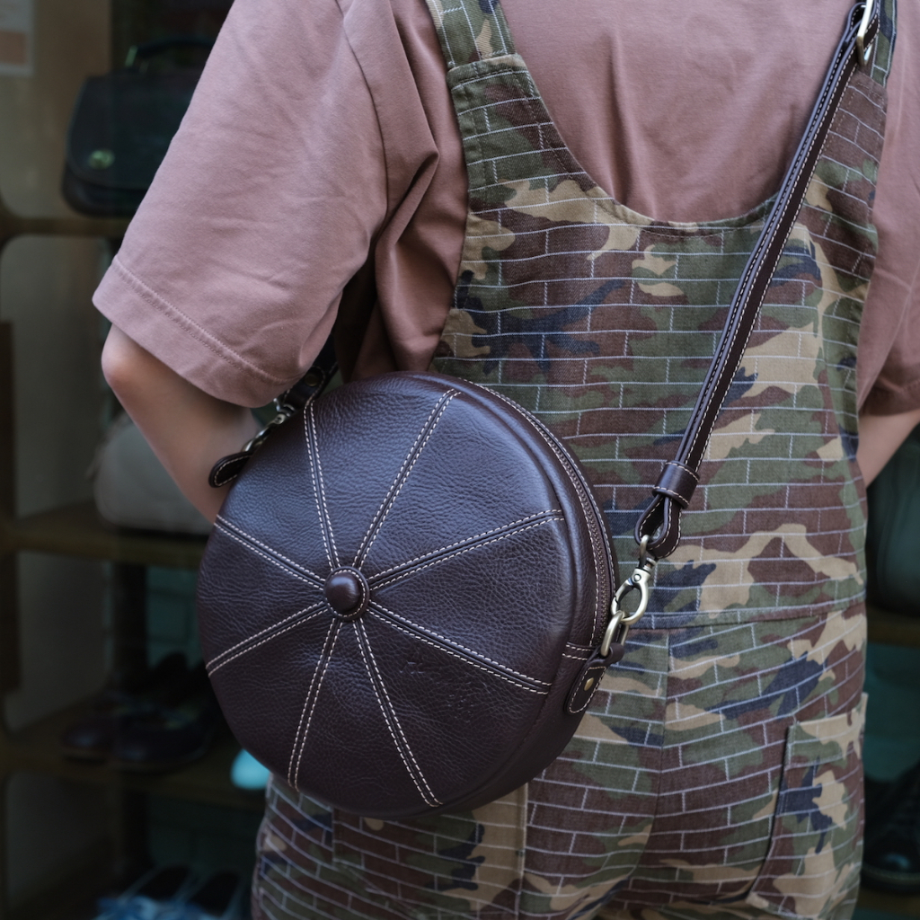 🔥🔥เท่สุด ไม่ซ้ำใคร กับกระเป๋าดีไซน์พิเศษทรงหมวกแก๊ป🔥🔥 กระเป๋าสะพายหนังวัวแท้ รุ่น Kyappu (Hatsukoi B