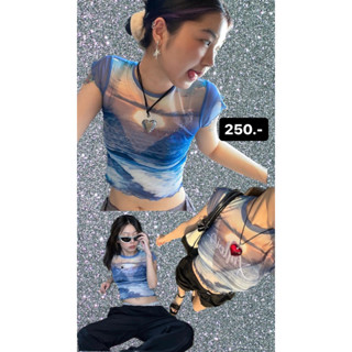 เสื้อยืด BABY TEE สีน้ำเงินพิมพ์ลาย สไตล์ Y2K