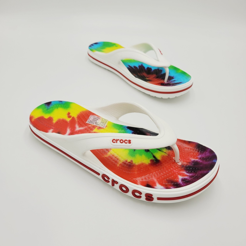 รองเท้าลำลองแฟชั่น แบบหนีบ สไตล์ Crocs Bayaband Tie-Dye Mania Flip (Unisex)
