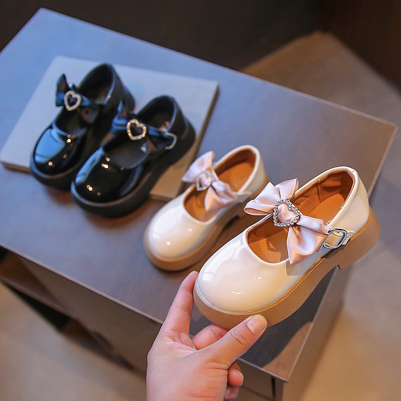 [1030-PV] ❝สีดำ/สีครีม❞ รองเท้าคัชชูเด็กหญิง รองเท้าออกงานเด็ก หนังแก้ว พื้นเรียบ แต่งโบว์สวย