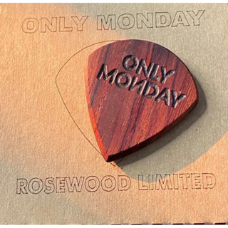 ปิ๊กกีตาร์ ธีร์ ONLY MONDAY "Wood Limited" Speed Angle จากไม้ธรรมชาติ