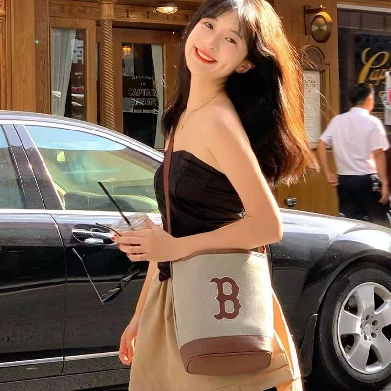 สินค้าพร้อมส่ง MLB กระเป๋าถือทรงถังน้ำสไตล์เกาหลีน่ารักน่าสพายรุ่นใหม่ล่าสุด（ขนาด ：กว้าง18 สูง22.5 หนา13c
