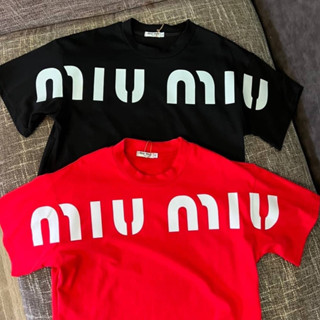 MIU MIU LOGO PRINT CROPPED T-SHIRT เสื้อครอปคอกลมแขนสั้น แบรนด์มิวมิว สกรีนตัวหนังสือโลโก้