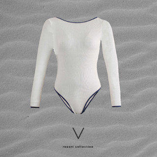 RESORT COLLECTION 2023 WHITE TRIM NAVY BODYSUIT บอดี้สูทว่ายน้ำว่ายน้ำขาวกุ้นน้ำเงินใส่ว่ายน้ำมีฟองน้ำในตัว