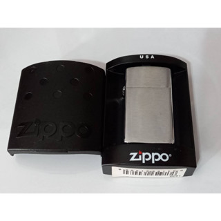 ZIPPO 1600 SLIM BRUSHED CHROME   ขนาดสลิม  สีเงินผิวโครเมี่ยม  ผลิตปี2006  ถังในตรงปี  ของใหม่ไม่ผ่านการใช้งาน