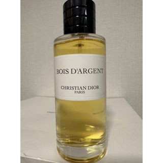 La collection Prive Bois DArgent น้ำหอมแท้แบ่งขาย ชุดสูทสีขาว แต่งตัวมีภูมิฐาน