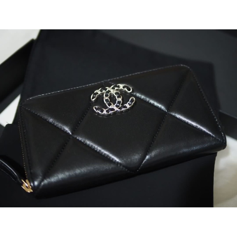 [NEW] Chanel 19 Medium Zip Wallet หนังแกะ ของแท้ 100% ซื้อจากโคเปนเฮเก้น มีกล่องครบ ของใหม่มือหนึ่ง