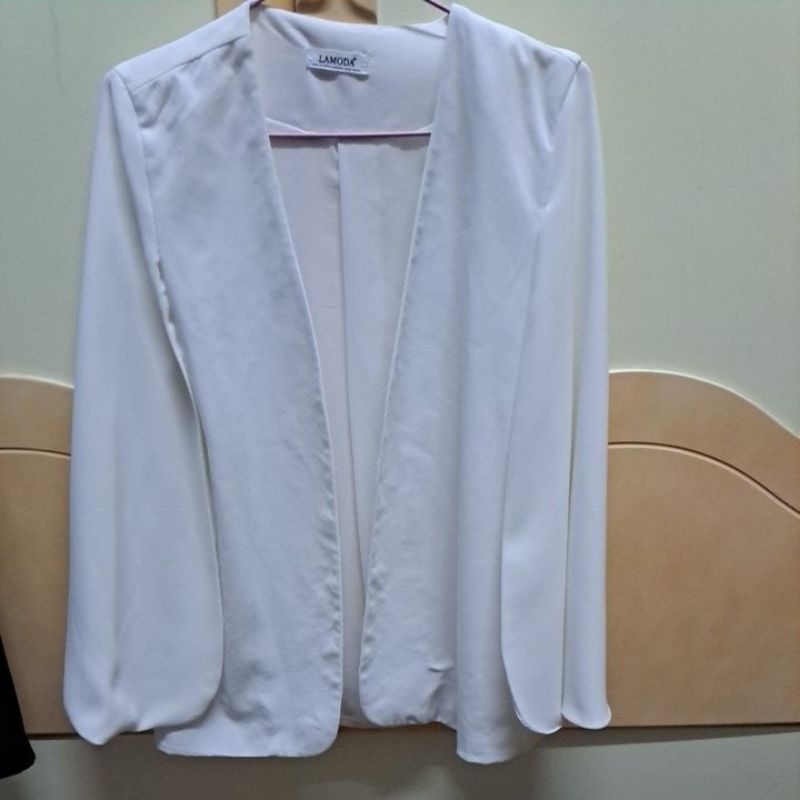 เสื้อคลุมสีขาว ผ่าแขน ป้าย LAMODA ขนาดอกใส่ได้ถึง 36 ยาว 25 นิ้ว เสื้อผ้ามือสองสภาพใช้งานได้