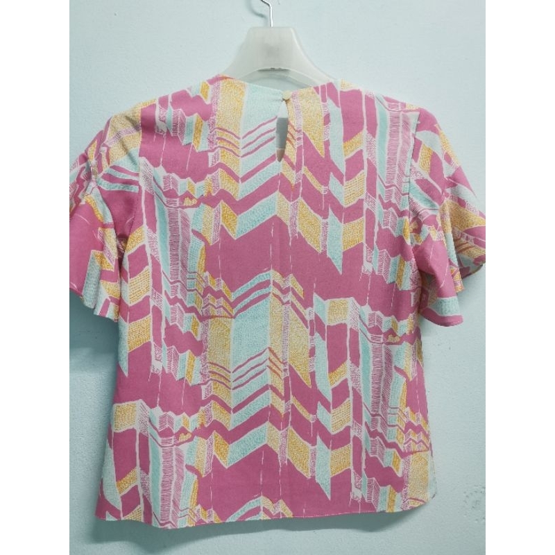 Bouton.เสื้อสีหวานลายกราฟิก