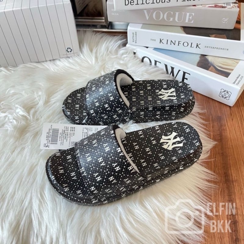 แท้ 💯 MLB Mound/ Dia Monogram Slides/Sandals รองเท้าแตะแบบสวม NY สีดำ/สีขาว/สีน้ำเงิน
