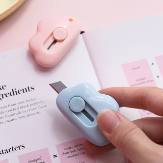 ★พร้อมส่ง★คัตเตอร์มินิ มินิคัตเตอร์พกพา คัตเตอร์เมฆ ตัดกระดาษ อุปกรณ์สำนักงาน เครื่องเขียนจิ๋ว คัตเตอร์จิ๋ว