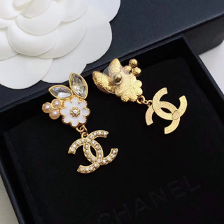 CHANEL stud earrings Elegant and generous Seiko design