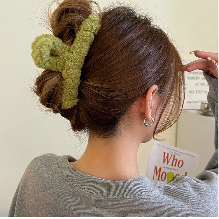 กิ๊บหนีบไขว้ขนฟู ขนาดใหญ่ 13cm. ขนฟูนุ่ม น่ารัก เก็บผมได้เยอะ หนีบแน่น กิ๊บหนีบผม - รูปที่ 5