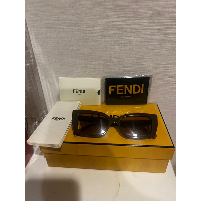 แว่นกันแดด Fendi ( Fendi sunglasses) มือสองของแท้100%