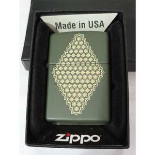 ZIPPO  49220  BLOCK TRIANGLE DESIGN  GREEN MATTE LASER ENGRAVE   สีเขียวเมทาลิค ลายแบบเลเซอร  ของใหม่ไม่ผ่านการใช้งาน