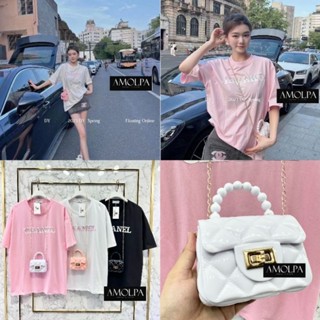 เสื้อยืด CHANEL +MINI BAG CROSSBODY หน้าอกปัก LOGO CHANEL มาพร้อมสายสะพายกระเป๋ามินิครอสบอดี้แบบน่ารักๆ​