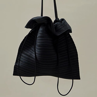 (พรีออเดอร์) JT pleated shoulder bag in BLACK