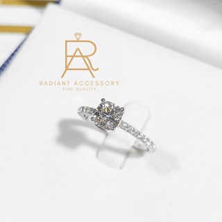 แหวนเงินแท้ชุบทองคำขาว ฝังเพชร Moissanite Cushion cut 1 กะรัต และ บ่าข้าง