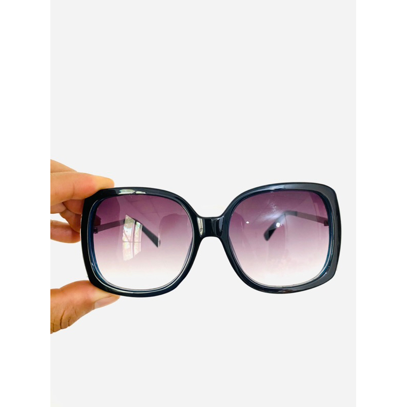 แว่นกันแดด oversize - มือ1 design Louis Vuitton - เลนส์ UV  ราคา 300 บาท