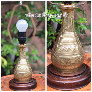 Antique Brass Lamps โคมไฟโบราณทองเหลือง โคมไฟตั้งโต๊ะ โคมไฟข้างเตียงใช้งานได้ปกติ ตัวโคมทองเหลืองแกะลาย ฐานโคมเป็นไม้สัก