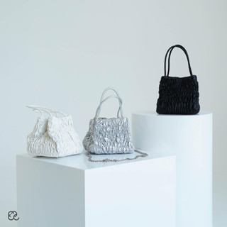CHANI : J81 l Mini bag ดีเทลเย็บย่นจับจีบทั้งใบ งานน่ารักมากๆ ถือได้ หรือสะพายยาว crossbody ด้วยสายโซ่สีเงิน