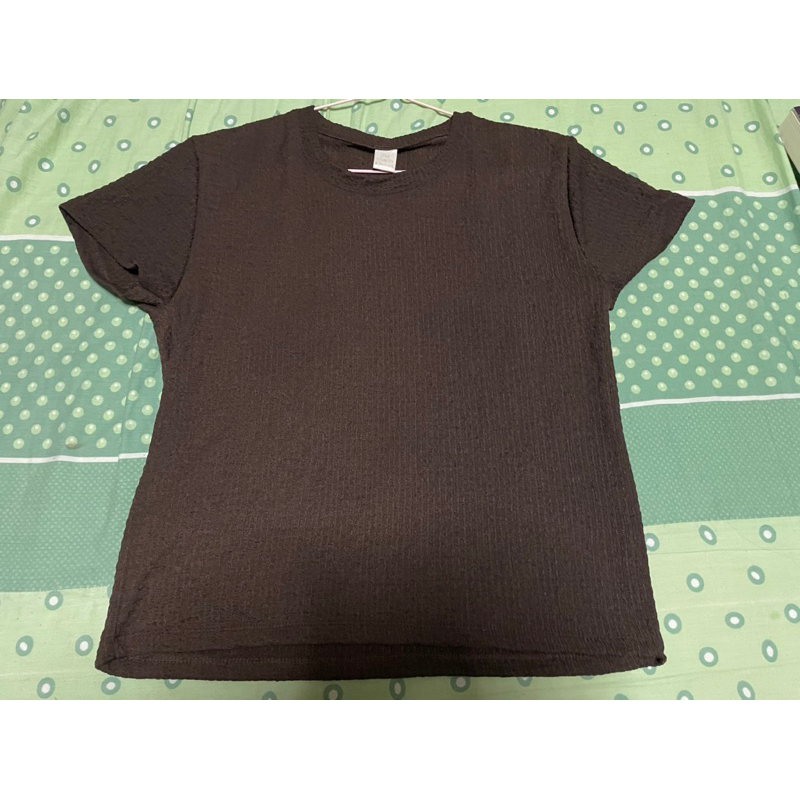 (มือสอง) เสื้อคอกลม ผ้ามีลาย สีน้ำตาล ร้านฝาแฝด kloset