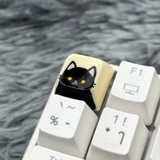 XDA keycap แมวดำตาเหลืองบนพื้นสีเหลืองอ่อน