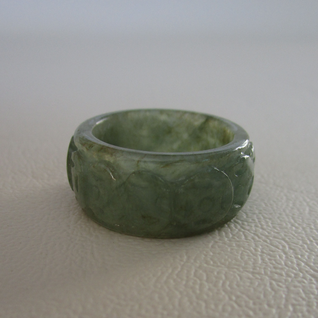 แหวนหยกพม่า Jadeite แกะสลักลายเหรียญจีนโบราณ ขนาดวงใน 18.8mm หรือ เบอร์ 57-58 กว้าง 10.6mmสีเขียวสวยงามสวมใส่ได้ทุกเพศ