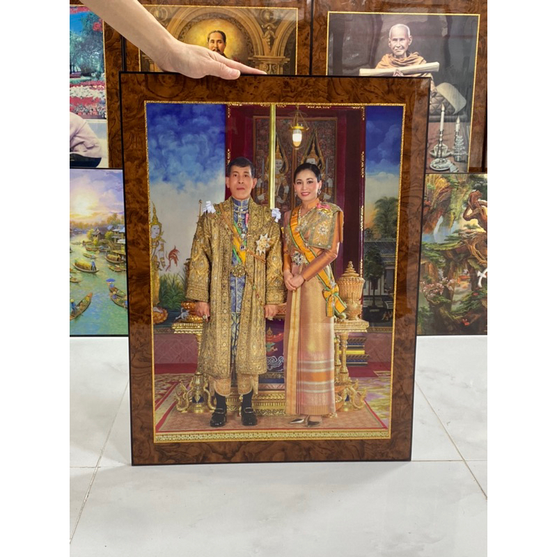 กรอบรูปวิทยาศาสตร์ รัชกาลที่10 คู่ราชินี รูปพร้อมกรอบ 18x24 นิ้ว