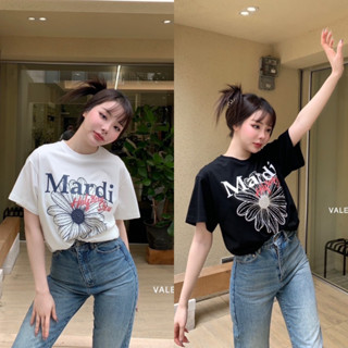 T-SHIRT 🌼 เสื้อยืดคอกลมแขนสั้น ลายยอดฮิตของแบรนMardi ดาราใส่กันเยอะมากก ตัวนี้แมทซ์ง่าย สวยเก๋ ดีเทล เนื้อผ้านุ่มใส่สบาย