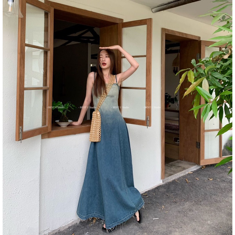 เดรสสายเดี่ยวกระโปรงยีนส์ตัวยาว เเต่งสีทูโทน ชายกระโปรงลุ้ยๆ สายปรับระดับได้