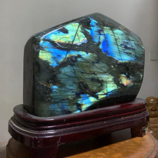 ลาบราดอไรท์ (Labradorite) รูปทรง freeform 8.3 kg พร้อมฐานไม้