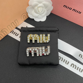 MIU MIU Hair clip with crystals กิ๊บหนีบผม จากแบรนด์ มิว มิว  ตัวกิ๊บประดับคริสตัล มี 2 สี งานสวย