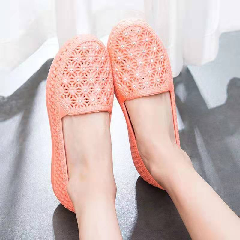 สต็อกไทย⚜️ รองเท้ายางหนังแฟชั่น รองเท้าทรงหุ้มส้น สีพื้น 4 สี วัสดุยางนิ่มสวมใส่สบายรุ่น1821 - รูปที่ 5