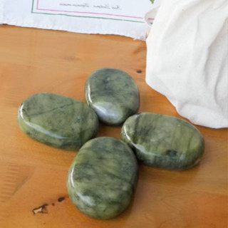 เซท 4 ก้อน Green jade หินหยกเขียว matt ลวดลายธรรมชาติ หินนวดร้อน หินนวดเย็น ขนาด 8x6x2 ซม ขนาดเหมาะมือ มีของพร้อมส่ง