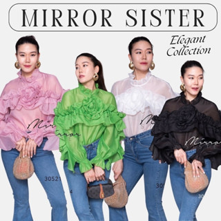 🔖ป้าย Mirrorsister 30521.4 เสื้อช่วงคอตั้งแต่งกุ๊นระบาย ช่วงอกตรงกลางแต่งกุหลาบดอกโตแต่งระบายไล่ไปจรดปลายแขน