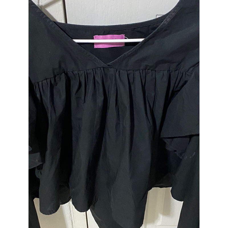 ((ส่งต่อ)) RUFFLE BLOUSE เบลาส์คอวีแต่งระบายช่วงแขน ร้าน knockknockth