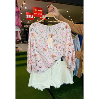 เสื้อแขนผีเสื้อ Stradivarius Floral Batwing Top คอกลม